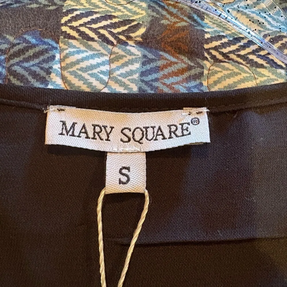Mary Square V neckline and a gathered, peplum - Image 5