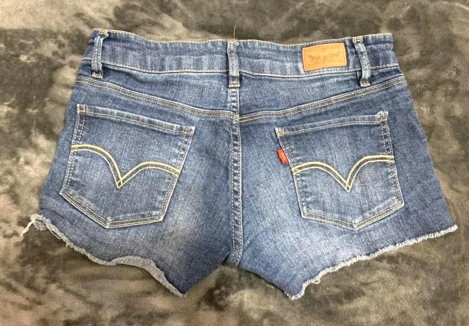 Levi’s Low Rise Shorts  - Image 2