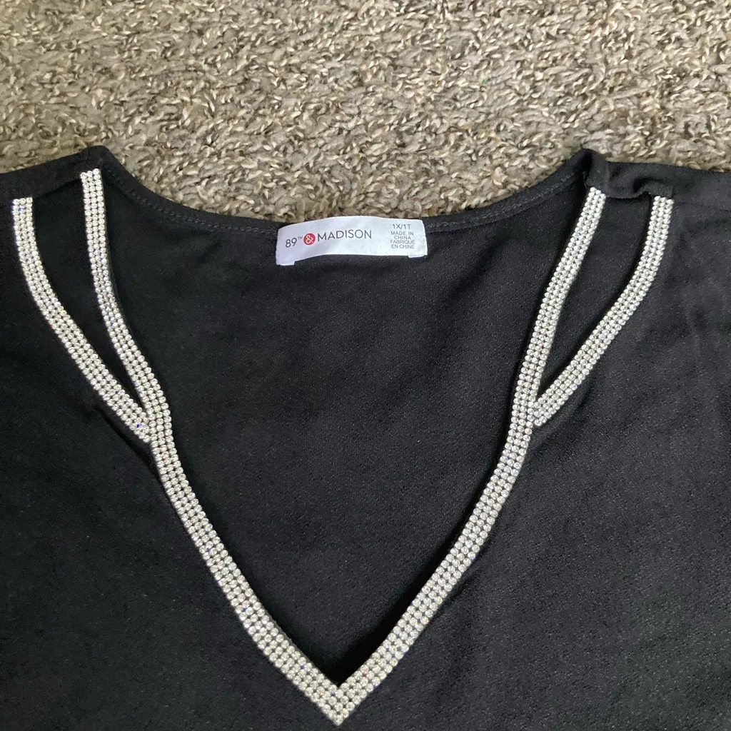 89th & Madison Black Rhinestone V - Image 6