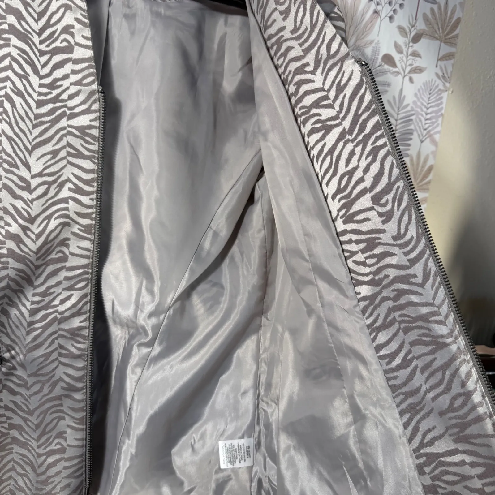 600 West Silver Gray Zebra Print Zip Front Jacket Blazer Women's Size 6 - Image 11