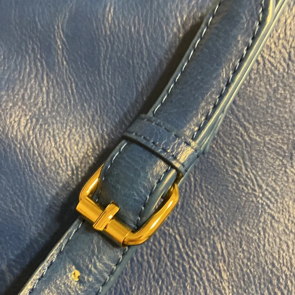 Tommy Hilfiger Crossbody Blue color excellent condition no rips smells or stains - Image 5