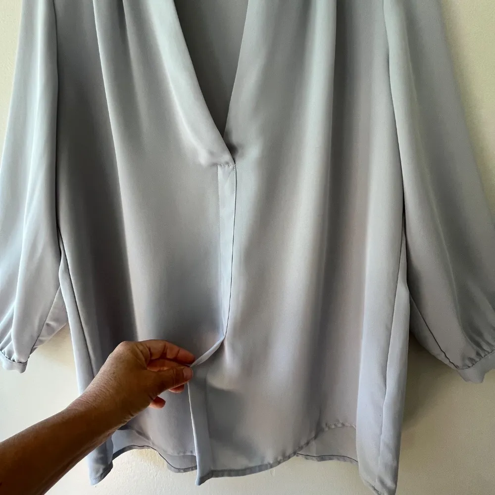 Laundry by Shelli‎ Segal Gray Shirt V Neck Blouse Top Lightweight Size M - Image 6