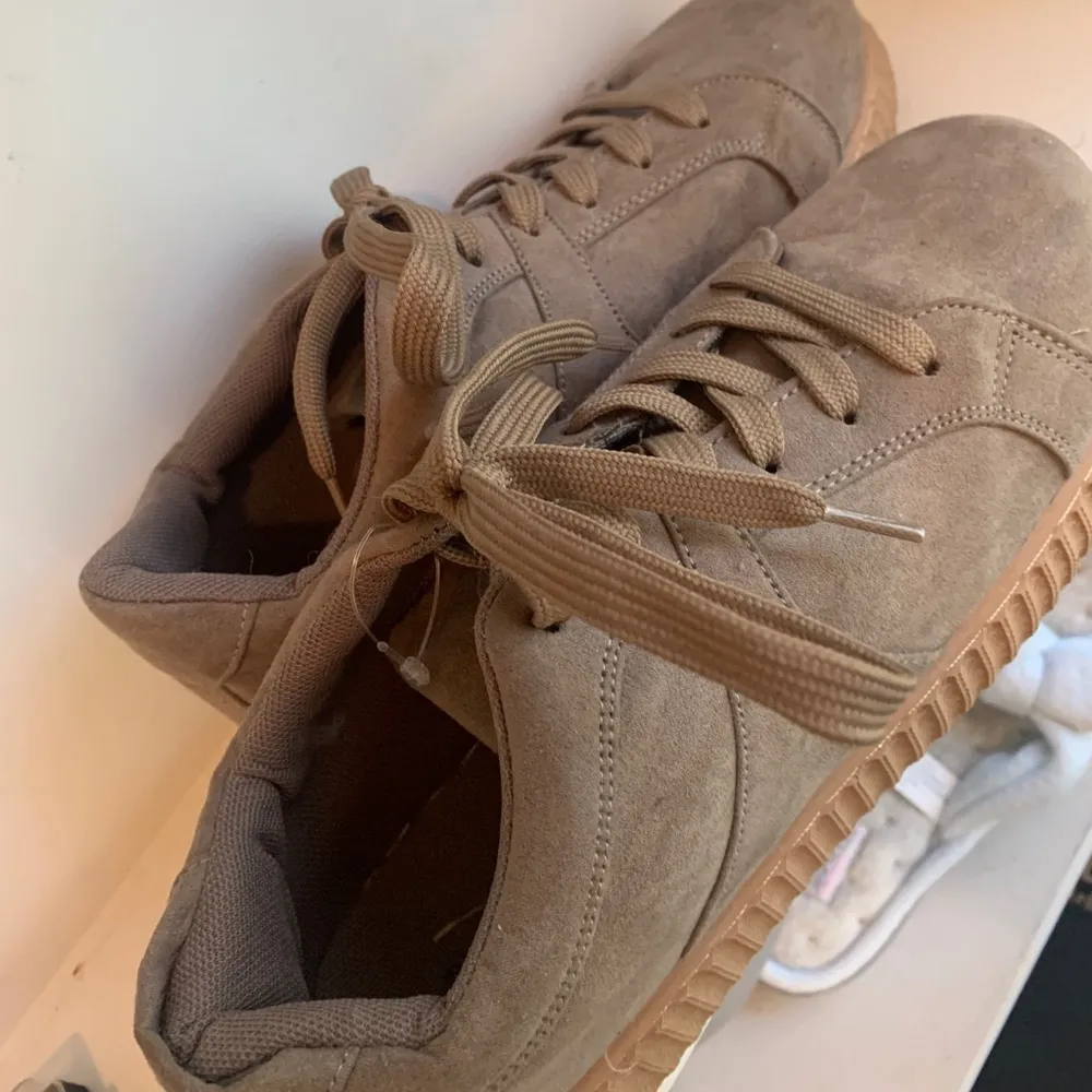 Army Green Platform Shoes Size 9 - Image 2