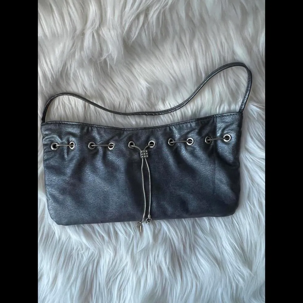 Steve Madden Stylish Gray Handbag with Grommet Detail - Image 3