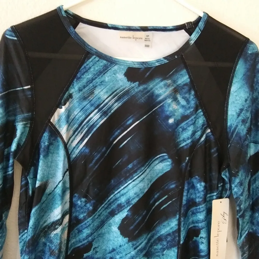 activewear top mesh shoulder thumb holes women Size Small - Image 4