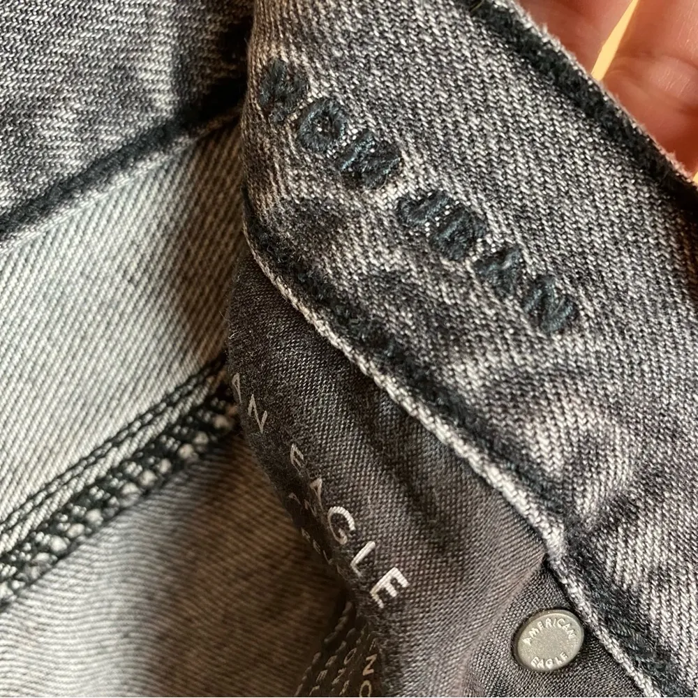 American Eagle Outfitters Gray Mom Jeans With Black Ripped Knees Size 4 - Image 5