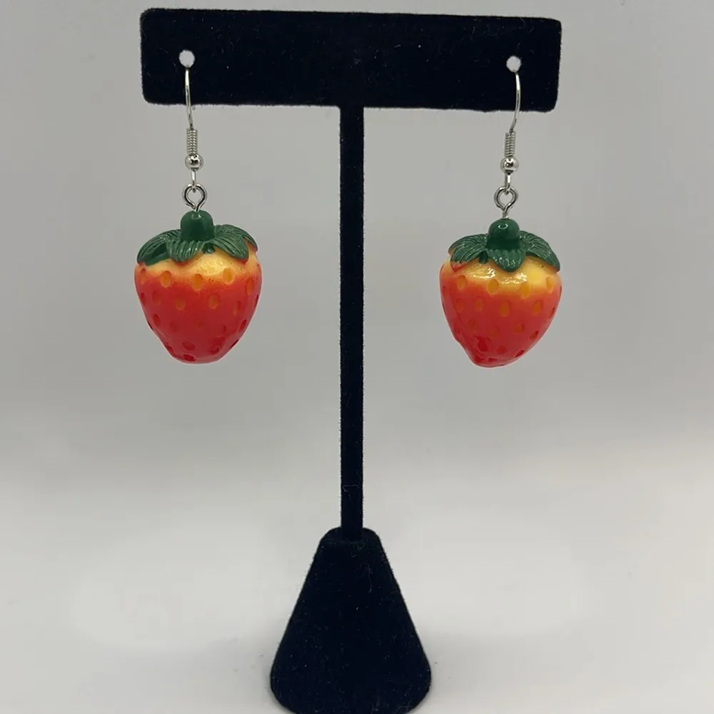 3D Strawberry 🍓 Dangle Fashion Earrings  - Image 4