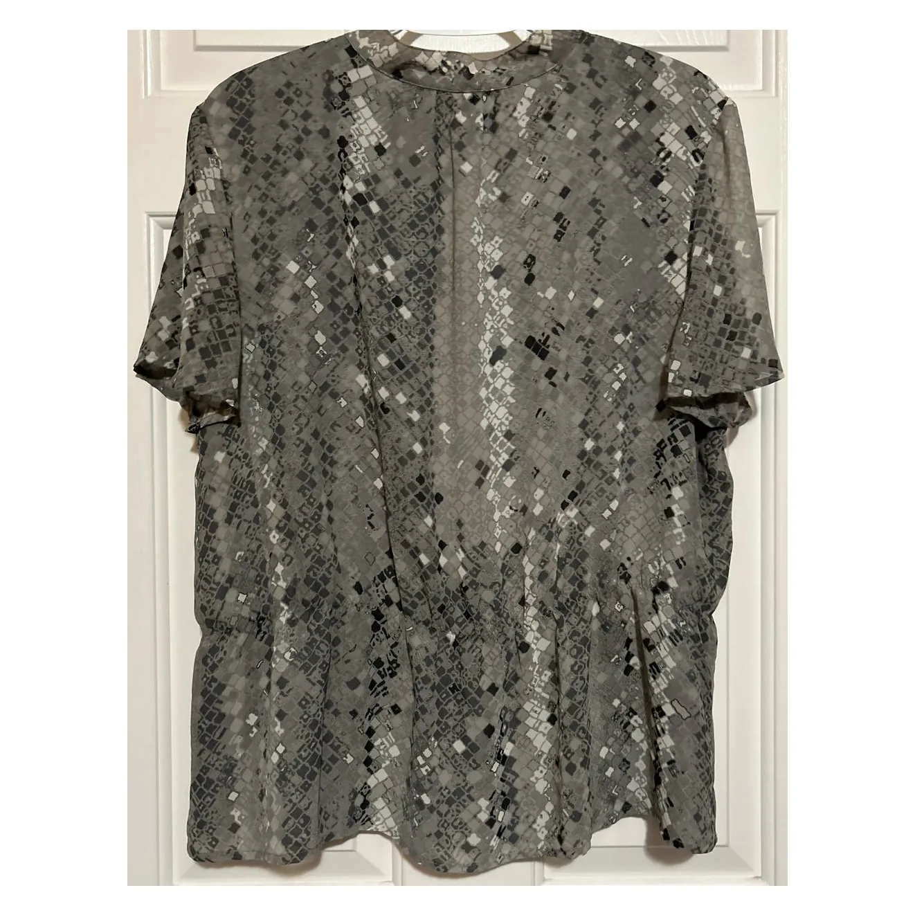 Covington Women's Gray‎ Black White Ruffled Short Sleeve Lined Blouse No Size - Image 2