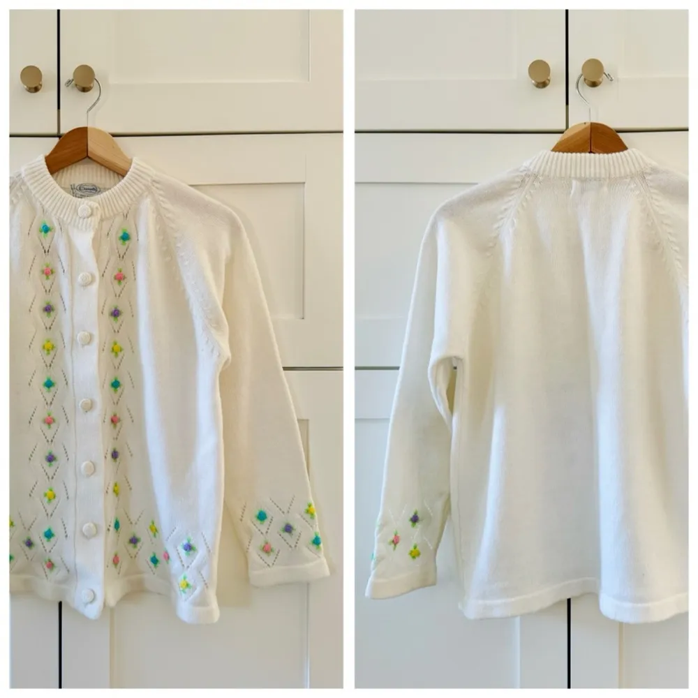 Vintage 1970s Embroidered Floral Knit Grannycore Cardigan Sweater, Button Front White Size M - Image 2