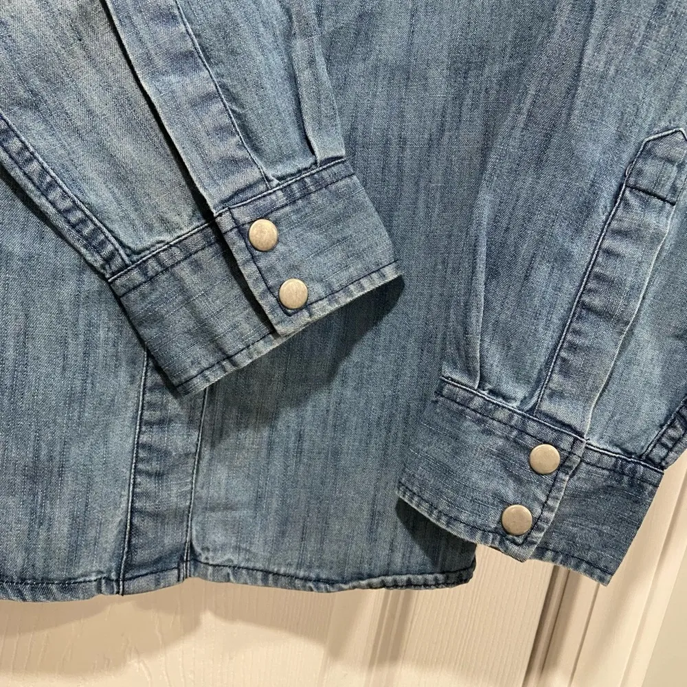 NWOT North Style Size L Blue Embroidered Floral Back Chambray Full Snap Shirt Size L - Image 5