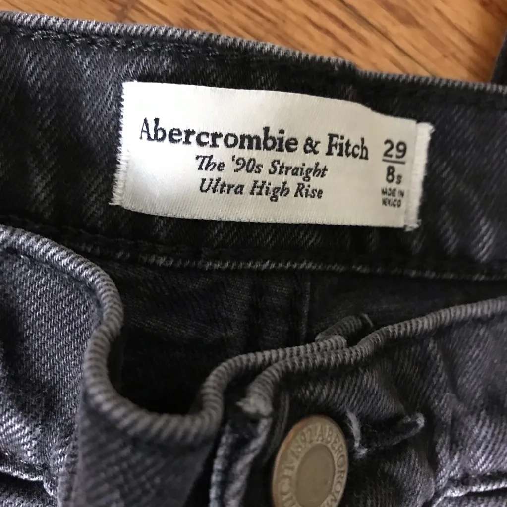 Abercrombie 90’s Straight Black Distressed Jeans - Image 3