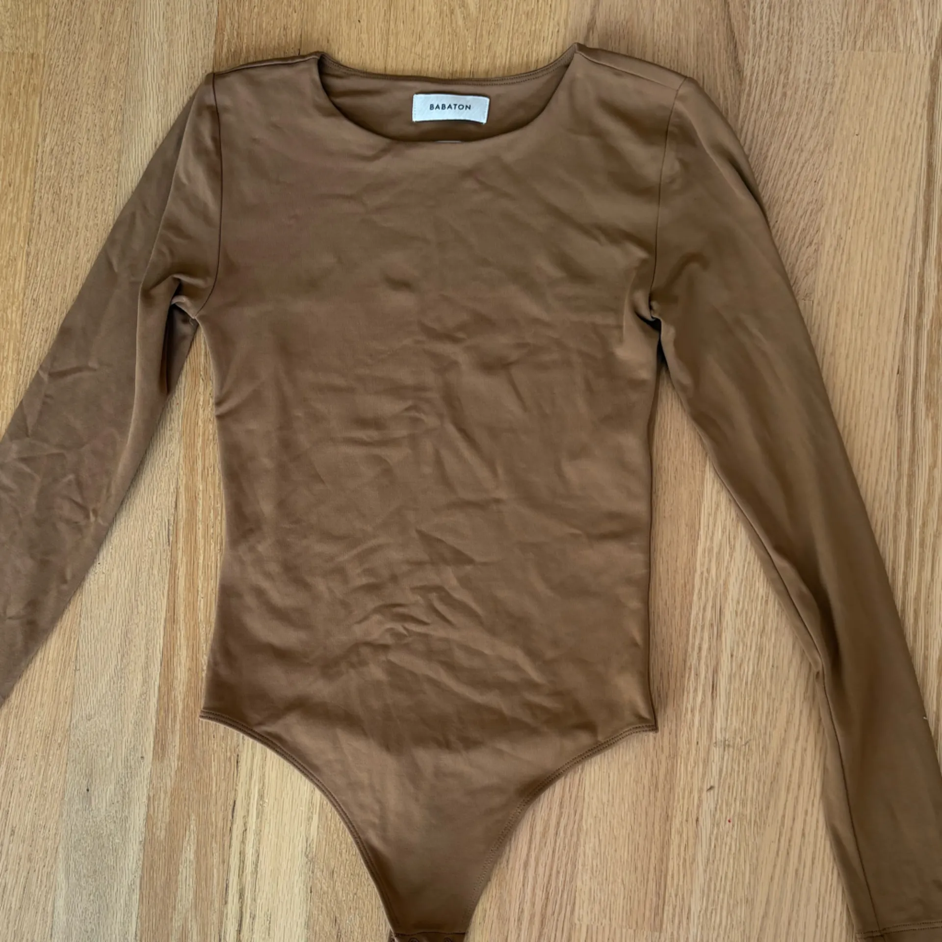 Aritzia Babaton Tan Long Sleeve Bodysuit - Image 2