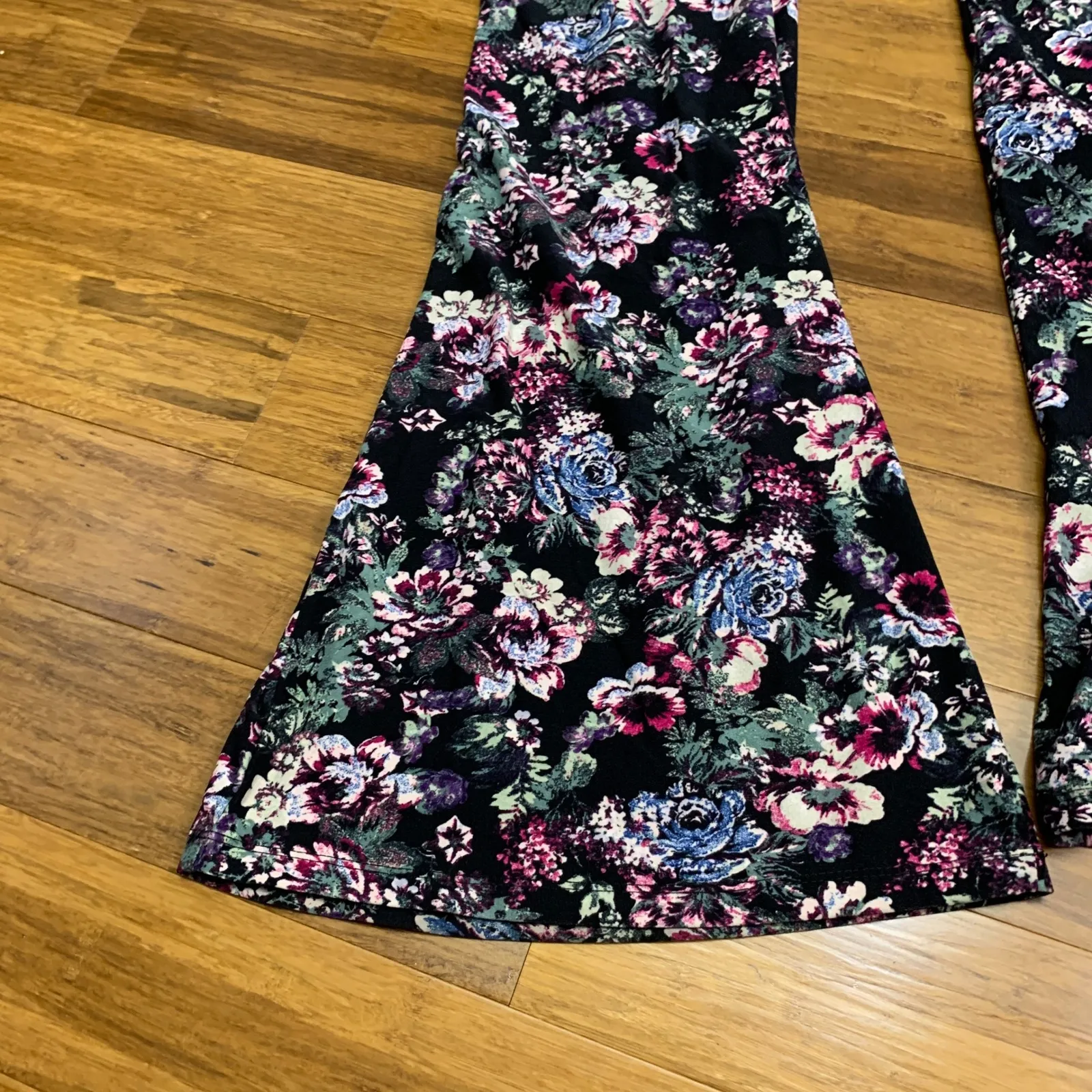 HOT KISS Black Floral‎ Bell Bottom Leggings Pants Women's Size Medium Flare Leg - Image 3