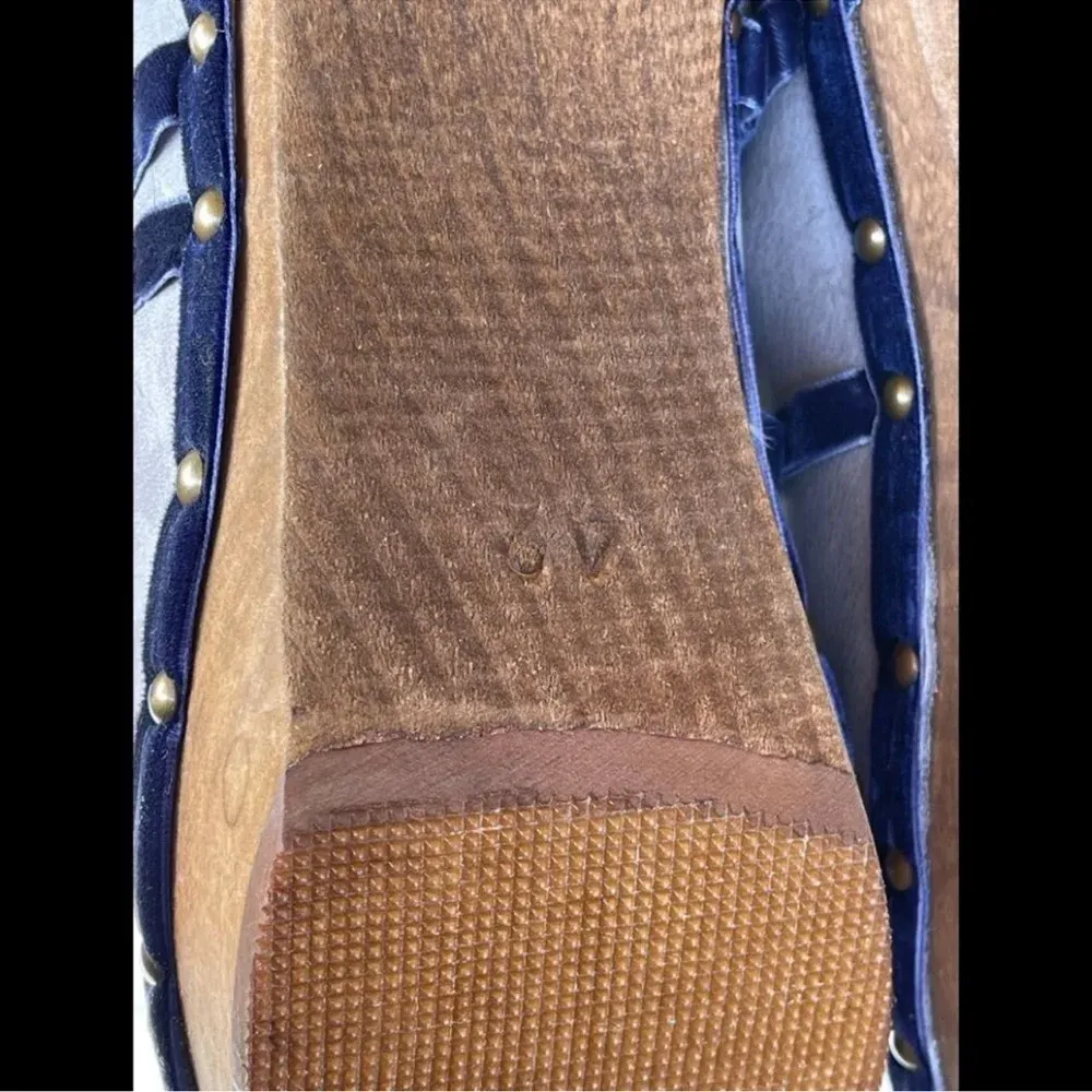 Sanita Distressed Nubuck Clog w/ Velvet
Trim 42/11 Gray - Image 7