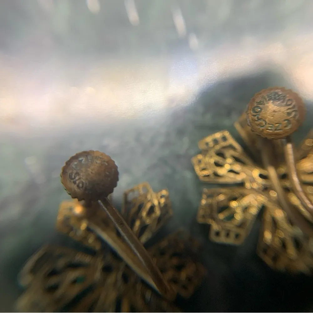 Emerald Green Glass Czechoslovakia Screw Back Earrings Floral Flower Shape VTG Gold - Image 4