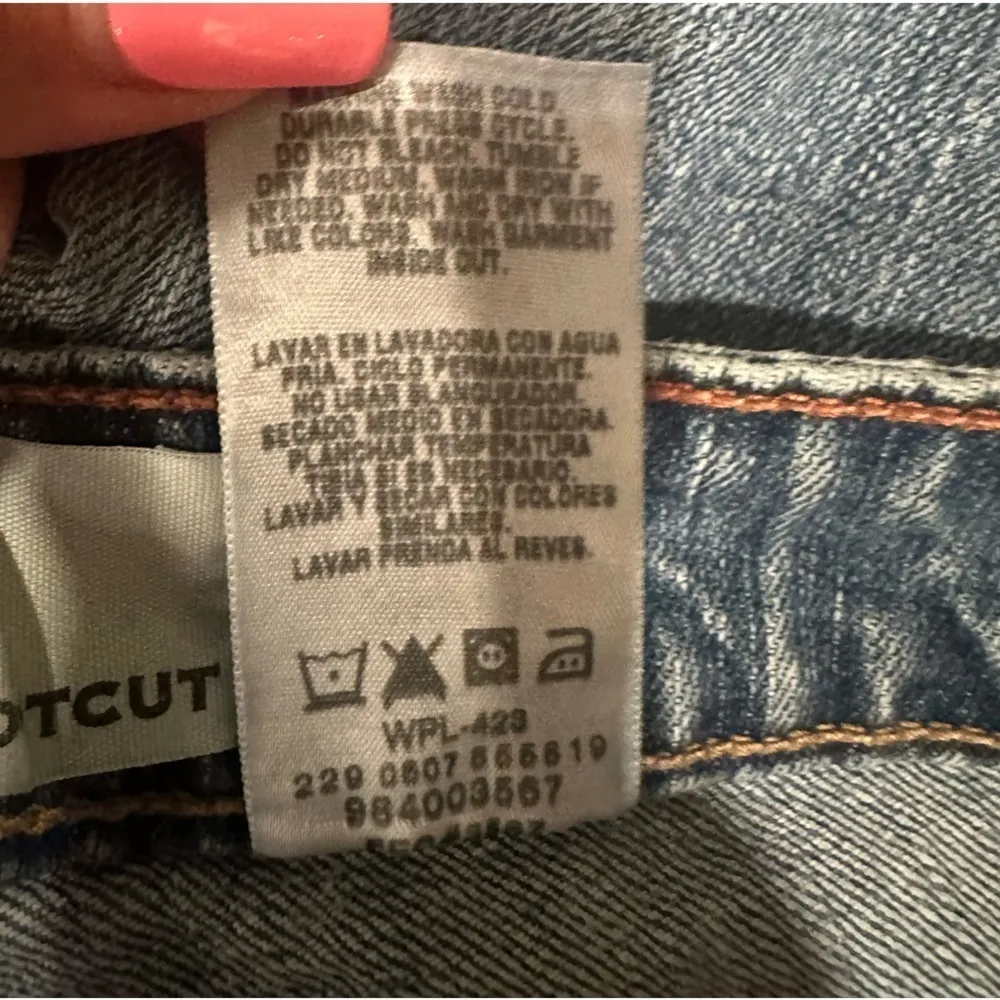 EUC Levis  Misses Signature Jeans Mid Rise low cut cropped Wash Denim. - Image 6