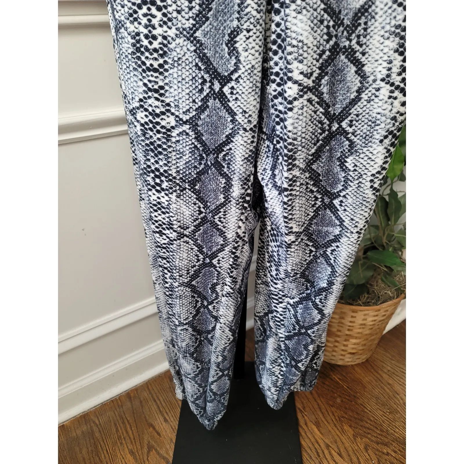 Rebdolls Jumpsuit Women's Size XL Gray Black Snake Print Zip Front Lounge - Image 5