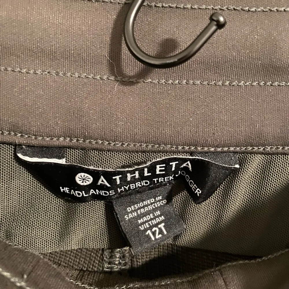 Athleta Green Headlands Hybrid Trek Mid Rise Jogger Size 12T - Image 4