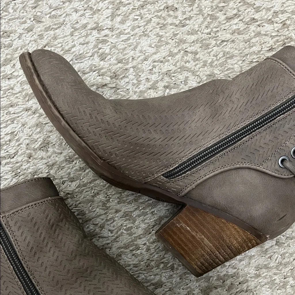 Roxy Devon Taupe Brown Textured Stacked Heel Ankle Booties - Size 9 - Image 6