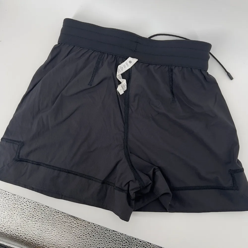 Lululemon Lightweight Mid-Rise Short 3.5" Black Women 2 Unlined Pockets Drawcord - Image 5
