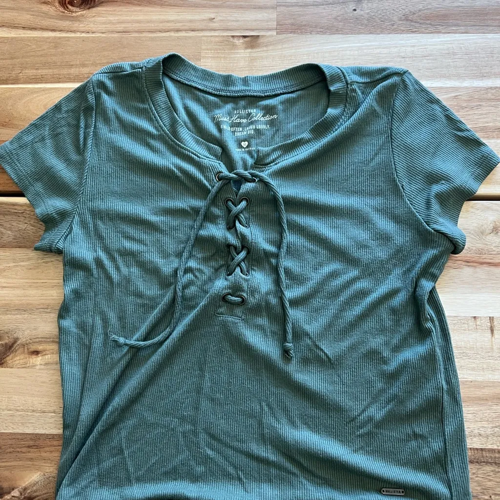 HOLLISTER Must‎ Have Collection army green crop top in size XS - Image 3