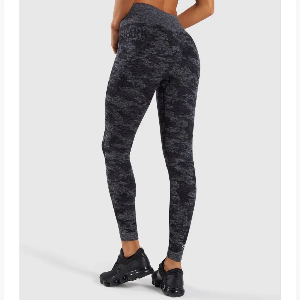 Gymshark Camo Seamless Leggings Black Black and Gray Camo Leggings Size Medium - Image 2
