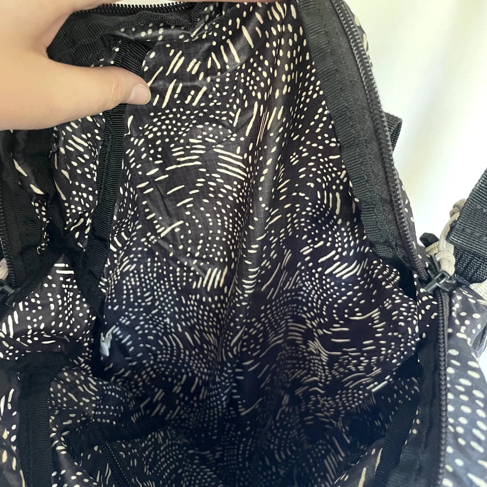 REI lightweight handbag crossbody bag black white patterned adjustable handles - Image 4