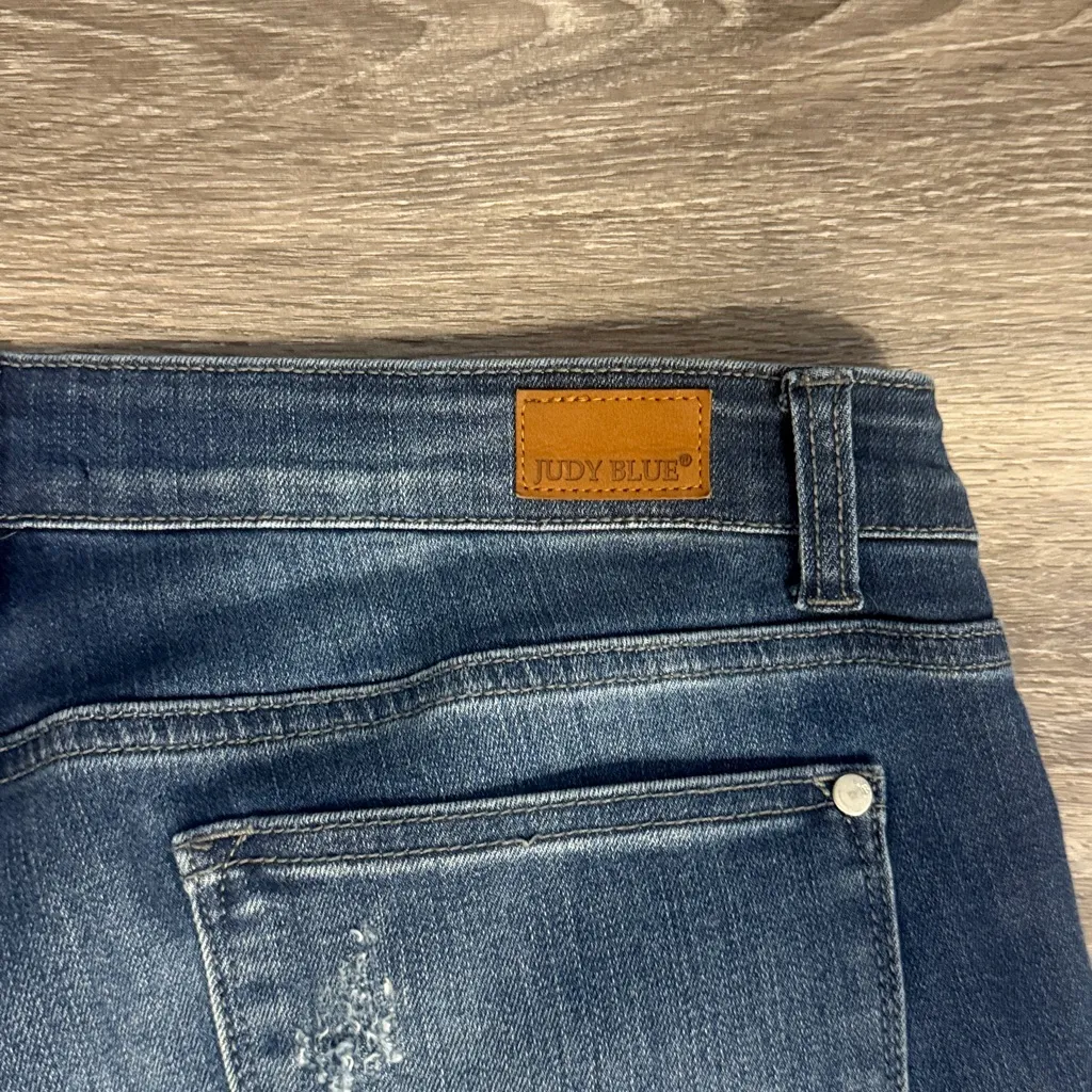 Judy Blue Dark Wash Capri Jeans Mid. rise Distressed Denim 15/32 - Image 5