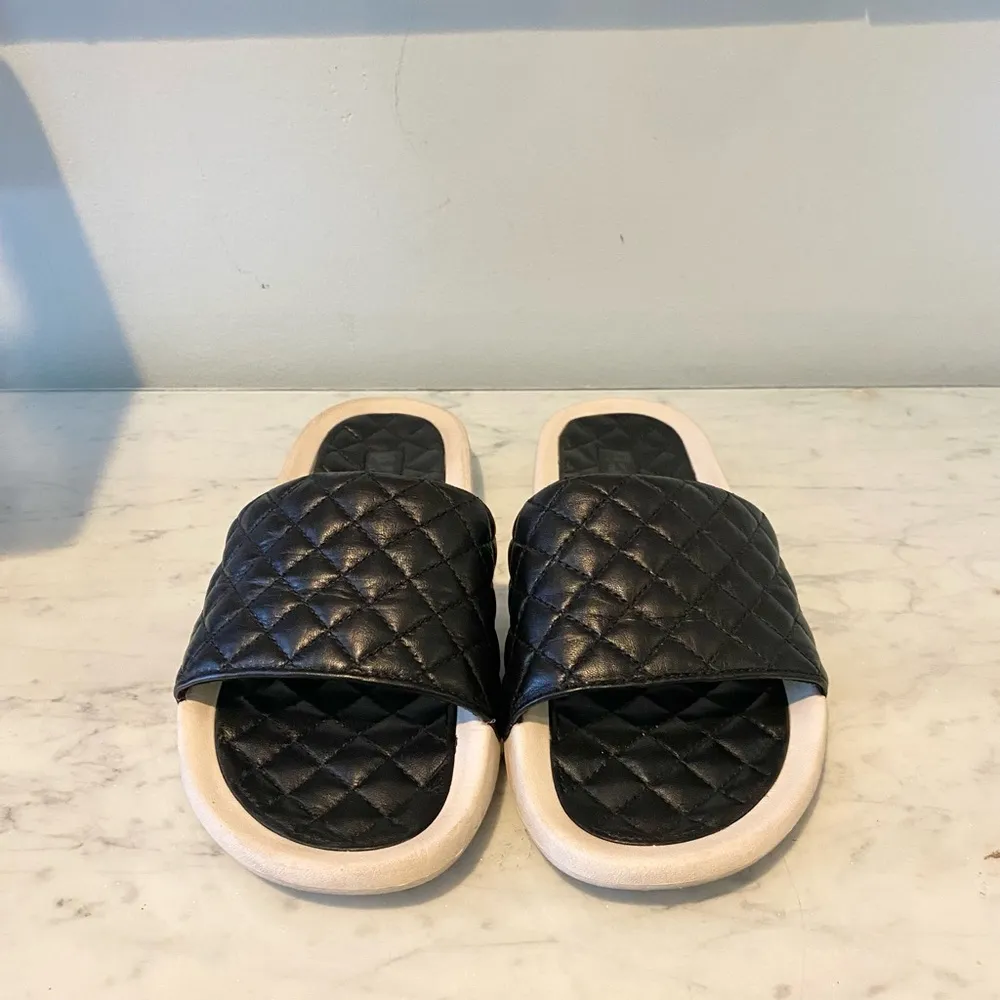 APL Lusso Quilted Slides Size 7 EUC - Image 3