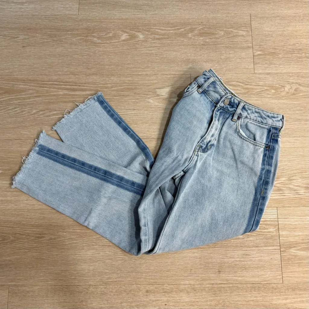 Pacsun Light Wash Mom Jeans - Image 4