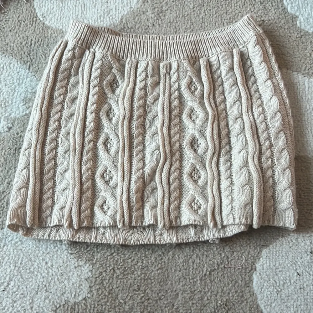NWOT Guizio LOW RISE CABLE KNIT MINI SKIRT - Image 3