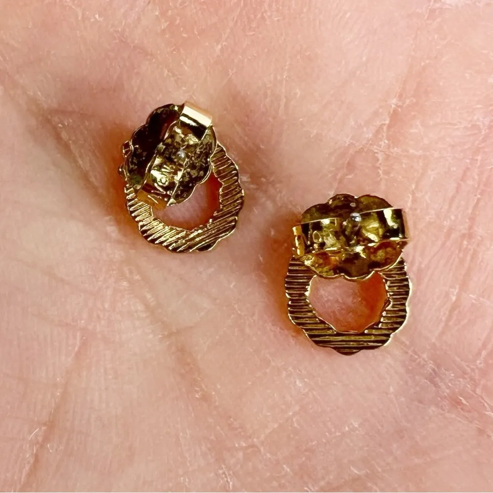 Vintage Avon Gold Tone Round Mini Wreath With Bow Pierced Earrings - Image 7