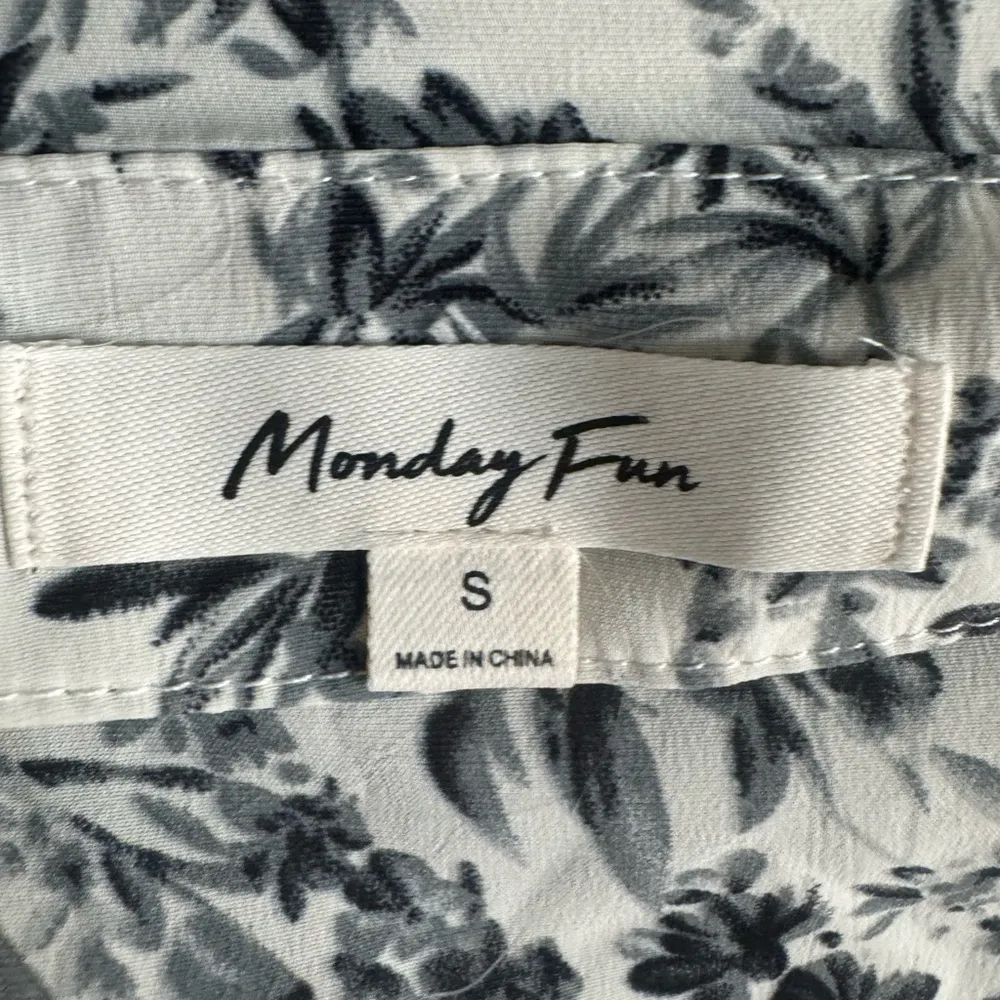 Monday Fun Stitch Fix NWOT Floral Black and White Faux Wrap Women's Blouse - Image 9