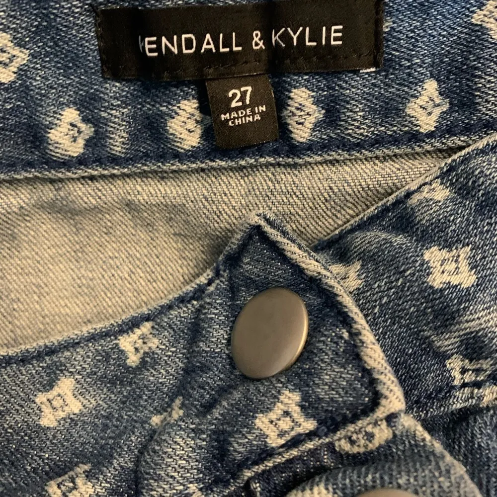 Kendall & Kylie Tile Print Denim Skirt Preppy Trendy Exposed Buttons Jean Skirt - Image 4