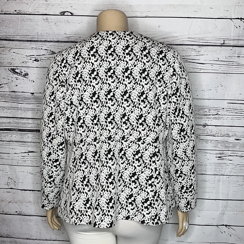 Isaac Mizrahi Live! Size 1X Black & White Floral Jacquard Zip Front Knit Jacket - Image 4