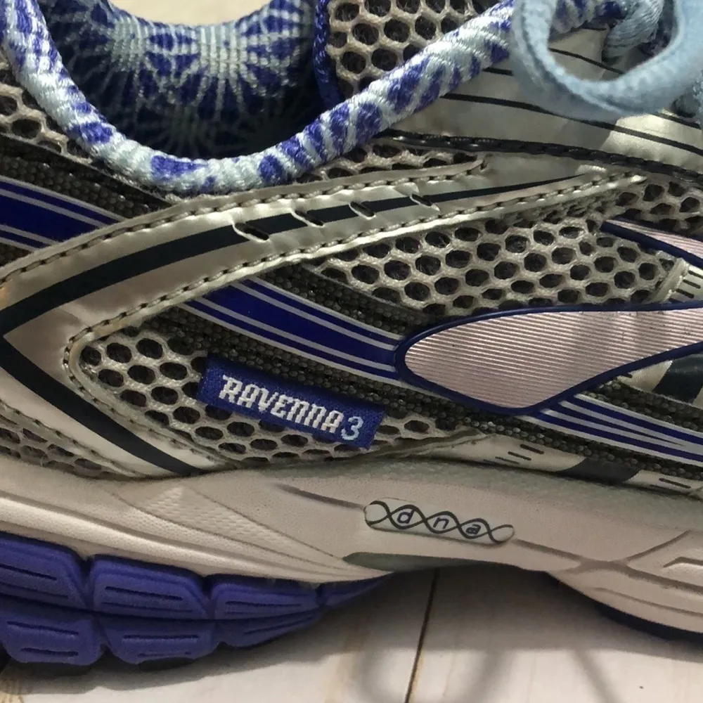 Brooks Ravenna 3 running shoes size 7.5 - Image 5