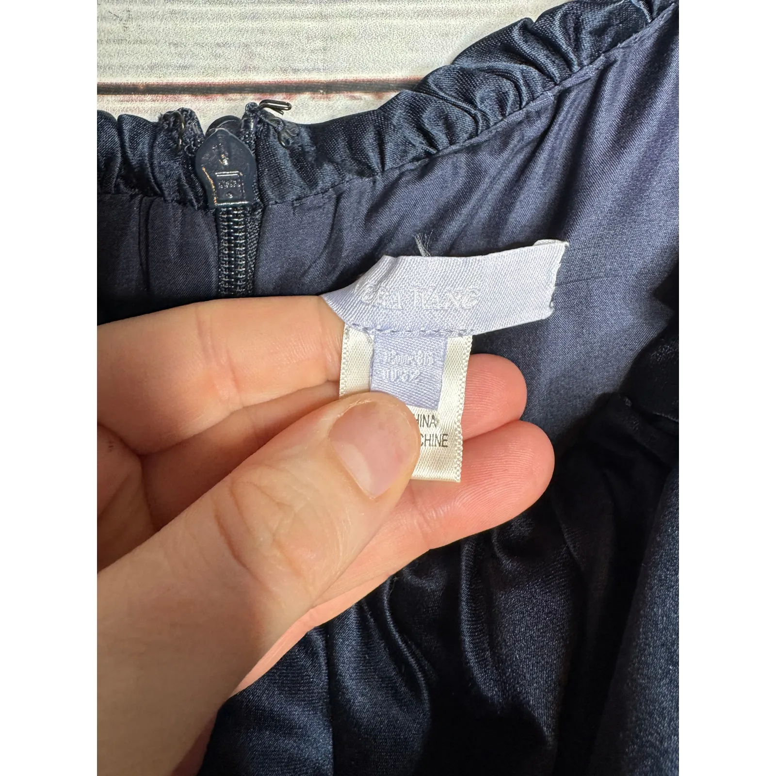 Vera Wang Navy Satin Evening Gown – Size 12 – Elegant Formal Maxi Dress - Image 4