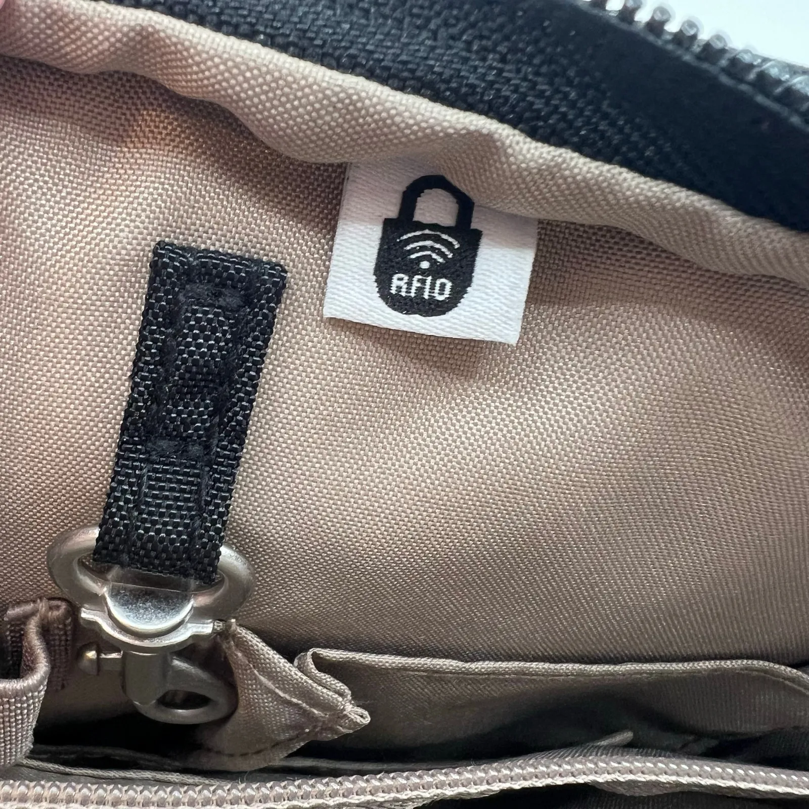 Baggallini Crossbody Multi-Pocket Organizer Travel Bag BLACK Nylon Purse basic - Image 9