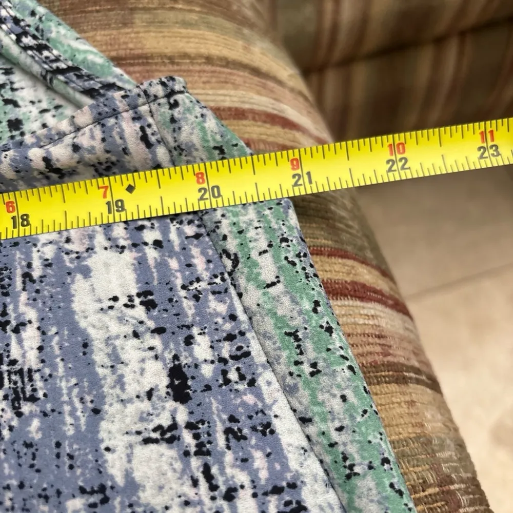 BCBGMaxAzria Gray and White Ruffled Sleeveless Blouse - Image 4