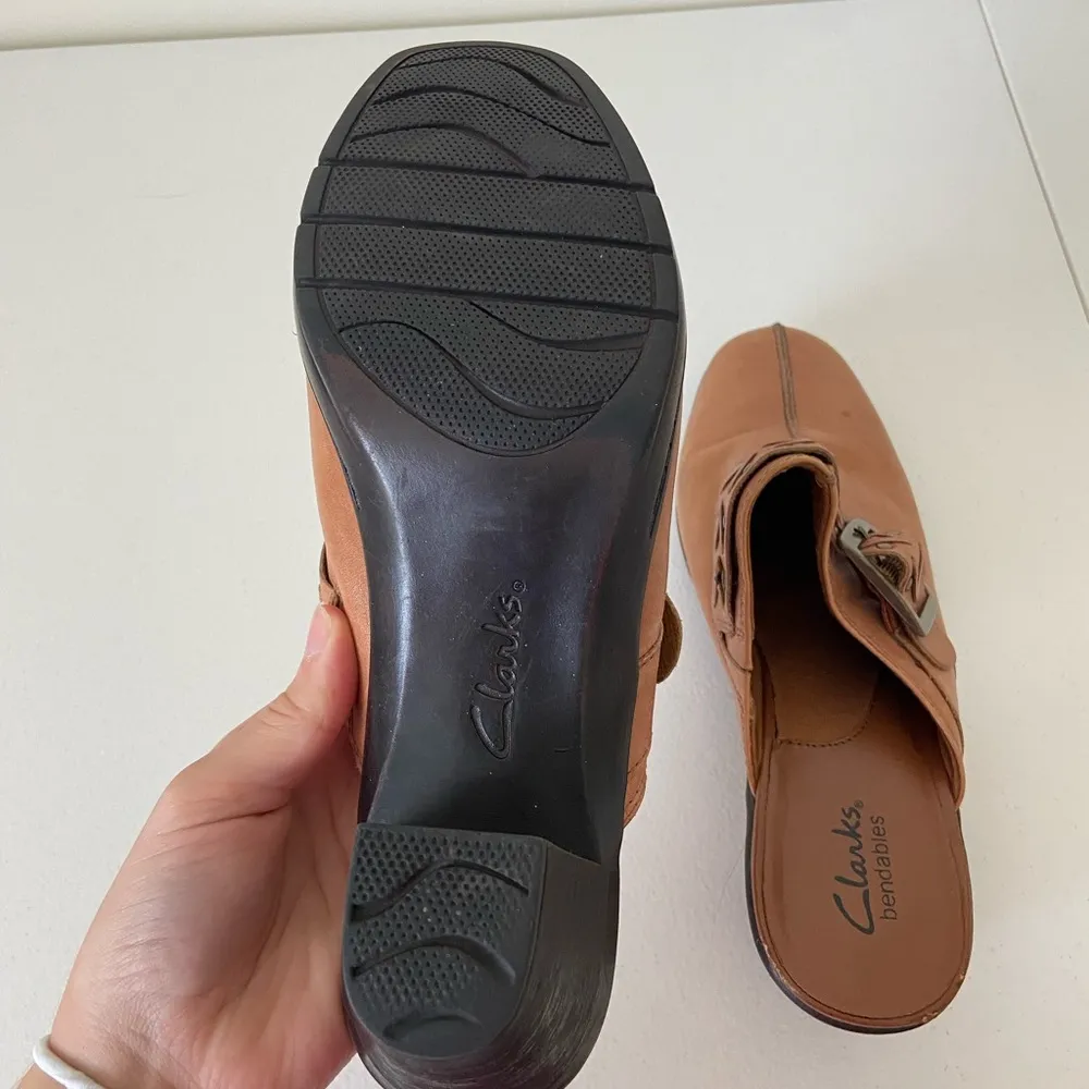 Clarks women’s tan leather mules‎ — size 11 - Image 6
