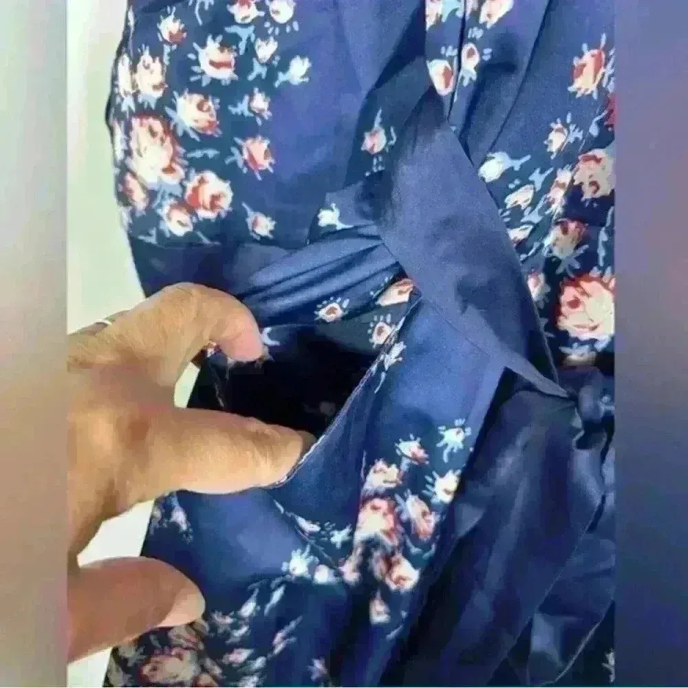 Morgan Lane x Fab Fit Fun Women’s NWT Size S/M Navy Blue Floral Satin Robe - Image 4