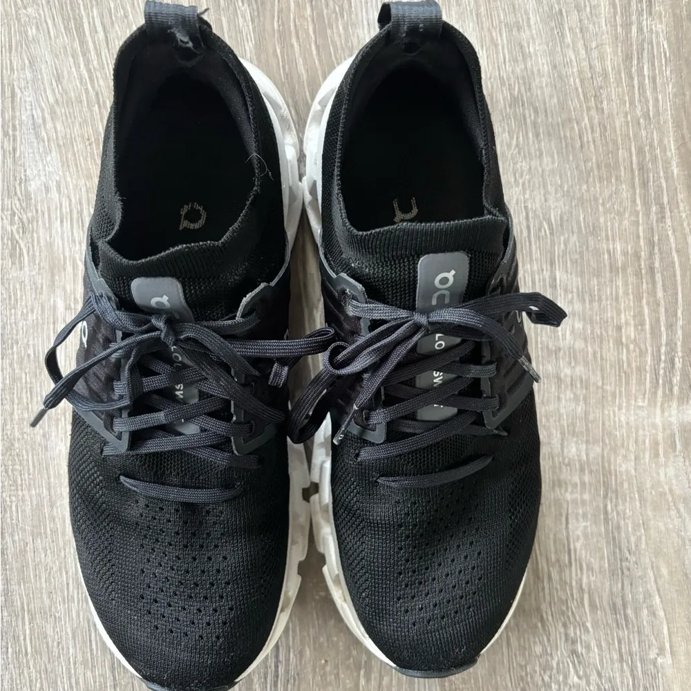 On Running Black and White Sneakers Size 9 - Image 4