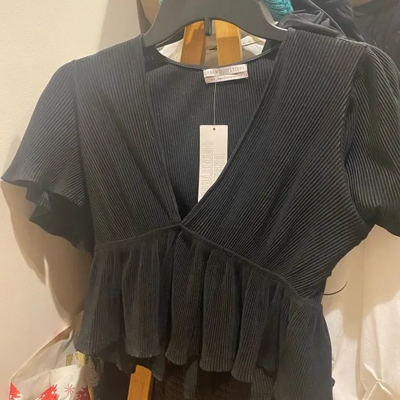 FREE Gift &  Classy V-cut Crop Top w/ Ruffle Sleeves - Image 2