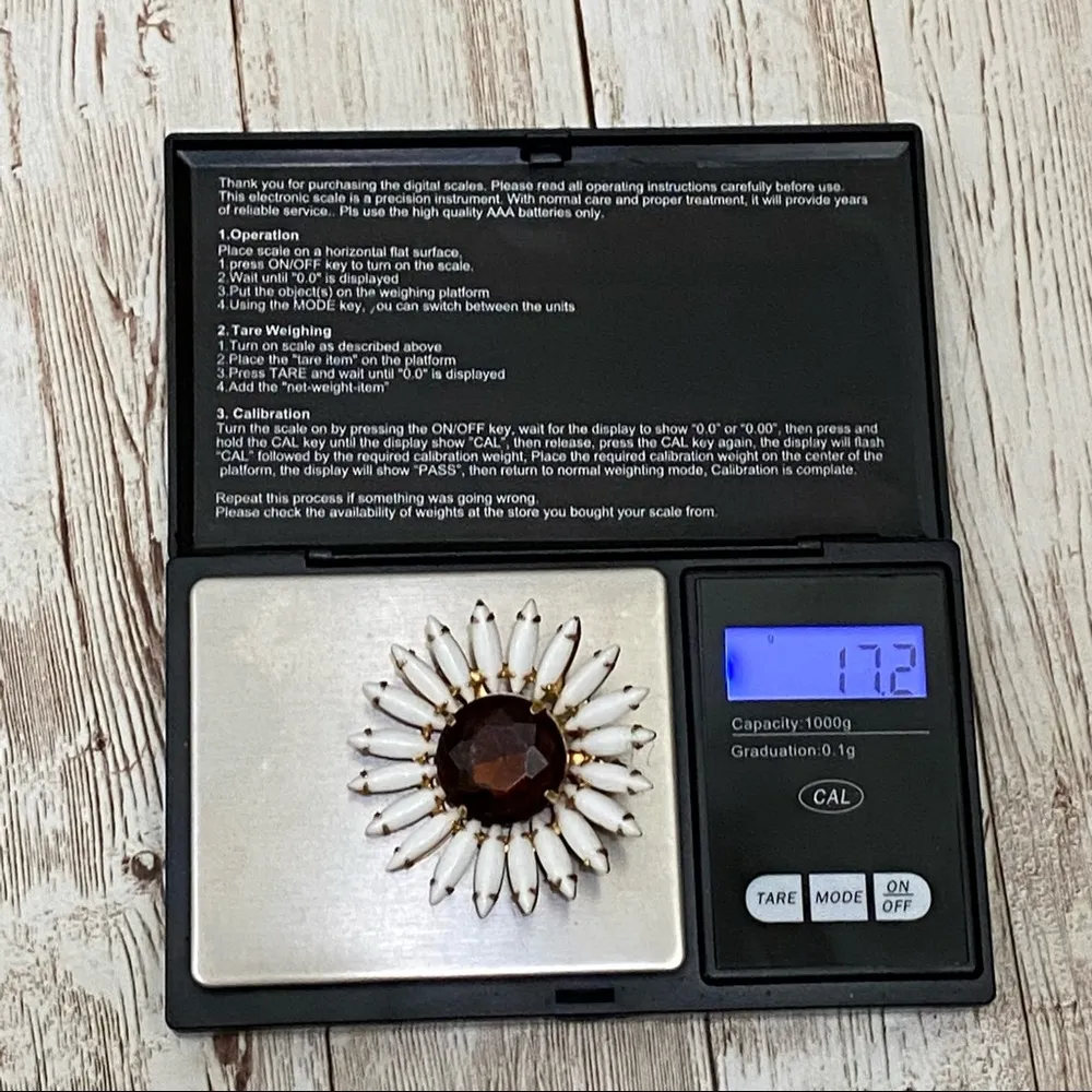 Vintage Unsigned White Milk Glass Daisy Flower Marquis Brooch - Image 7