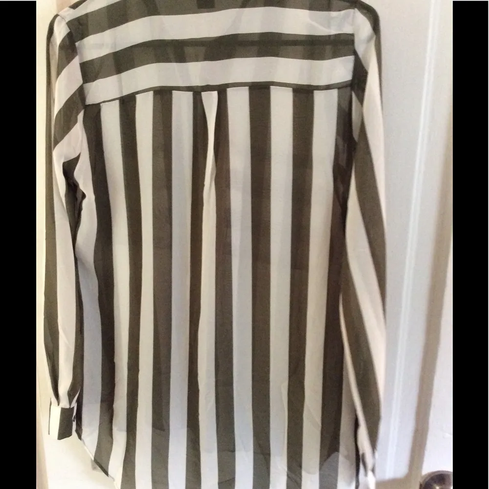 Rue 21 Long Sleeved Shirt Size M - Image 2