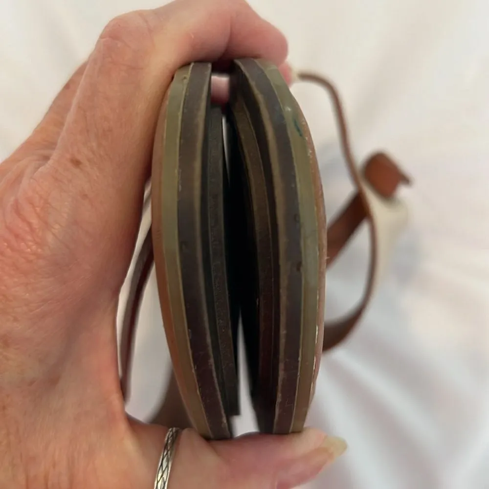 Seven7 size 9 cream and tan faux leather flip flops sandals EUC No box - Image 5