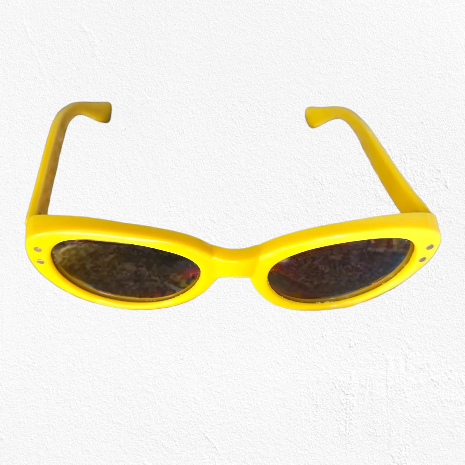 1950s Vintage Yellow Mod Cat Eye Sunglasses Bold Oval Frame Retro Funky Eyewear - Image 3