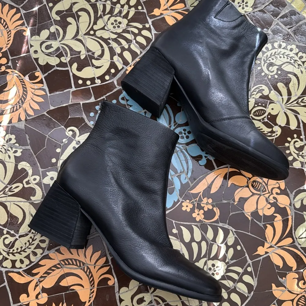 GENTLE SOULS by KENNETH COLE BLICK HEEL ANKLE BOOT SZ: 8.5/39EU - Image 2