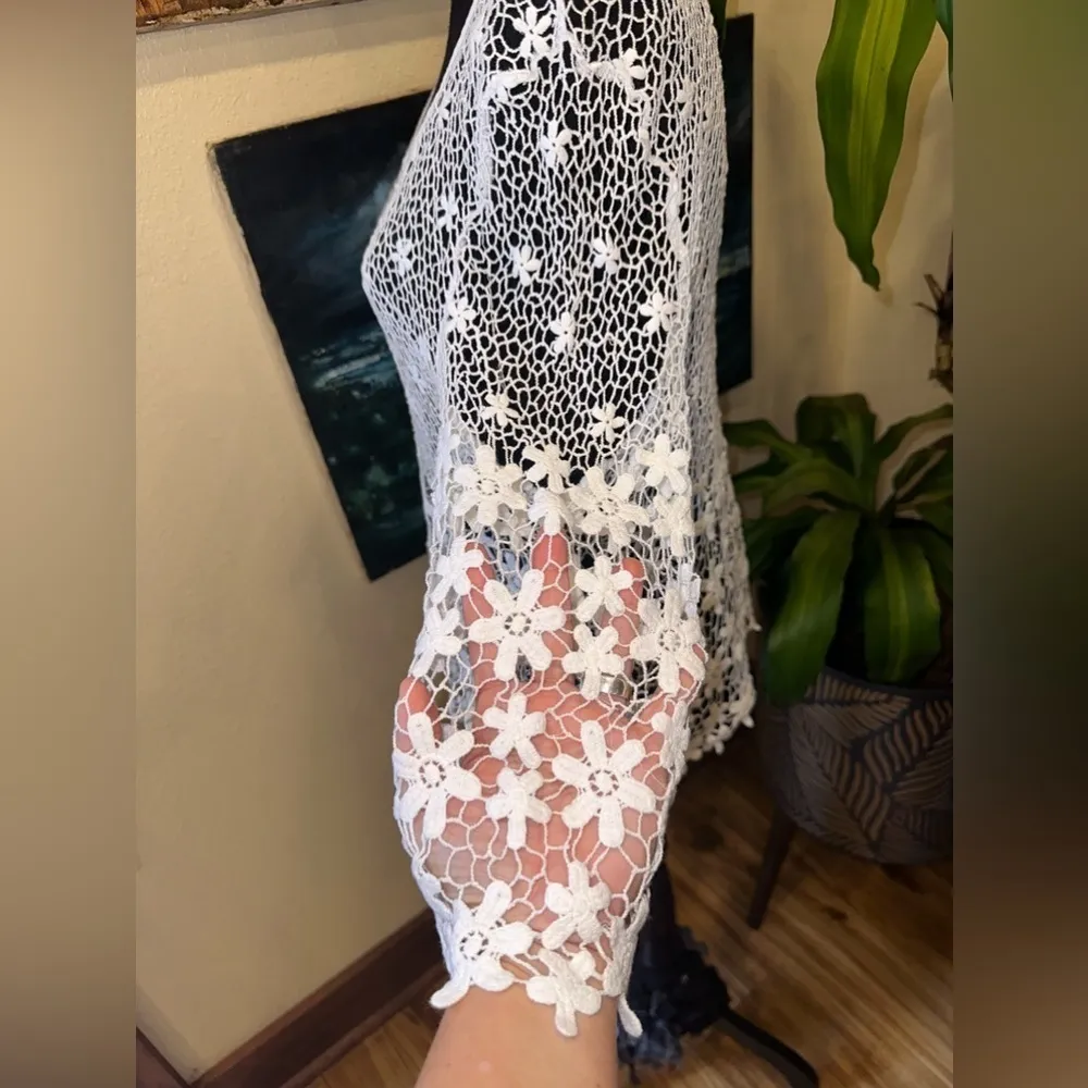 EUC Vintage Bishop  fully crochet white top sheer long sleeve no lined sz M - Image 6