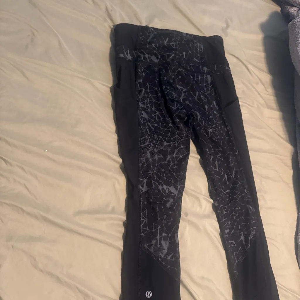 Black pattern lulu lemon leggings size six - Image 3